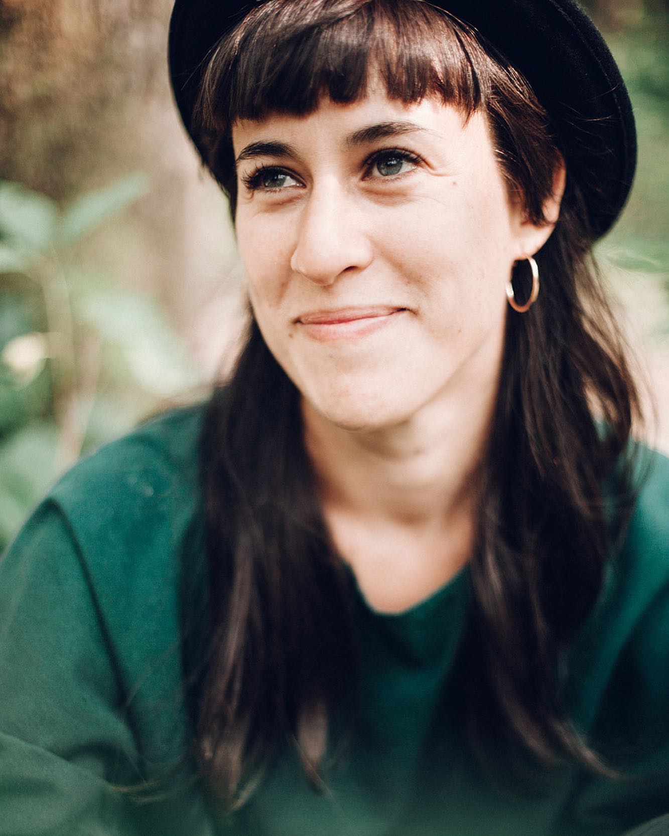 … REPRÉSENTATION DE SOI

Cet été, j’ai engagé une photographe pour me tirer le portrait: l’adorable et talentueuse @evabigeard. J’ai mis du temps avant d’oser la démarche. Je ne me juge pas photogénique. J’ai du mal à accepter mon image figée, mon image tout court…. Ensuite ça m’a pris des jours de réflexion pour trouver les bonnes tenues, les endroits où faire les photos. Je ne voulais rien laisser au hasard. Et puis, la pluie n’a cessé de tomber, on a dû repousser… Le jour J la lumière n’était pas comme je l’aurais voulu, j’ai dû m’en remettre à elle, lui faire confiance pour traduire de moi la meilleure image possible.

Mais qu’est-ce que ça veut dire?
La meilleure image possible, celle qui traduirait en un cliché toute la complexité de mon être, mais qui ne mettrait en avant que ce je souhaite montrer au monde et si possible en me mettant à mon avantage.

Ouais… 

Ça fait 6 mois et même si j’ai été enchantée du résultat (à quelques exceptions près), je n’ai toujours pas dévoilé au monde ces photos. C’est en discutant avec @soufran.kun l’autre jour que je me suis dit: ça va pas, assume la posture narcissique qui t’a poussée à faire ces photos et accepte que tu ne peux pas contrôler la façon dont tu es perçue par les autres. 

Alors voilà: c’est moi. Enfin une facette en tous cas.

#portrait #photographie #représentationdesoi #image #développementpersonnel